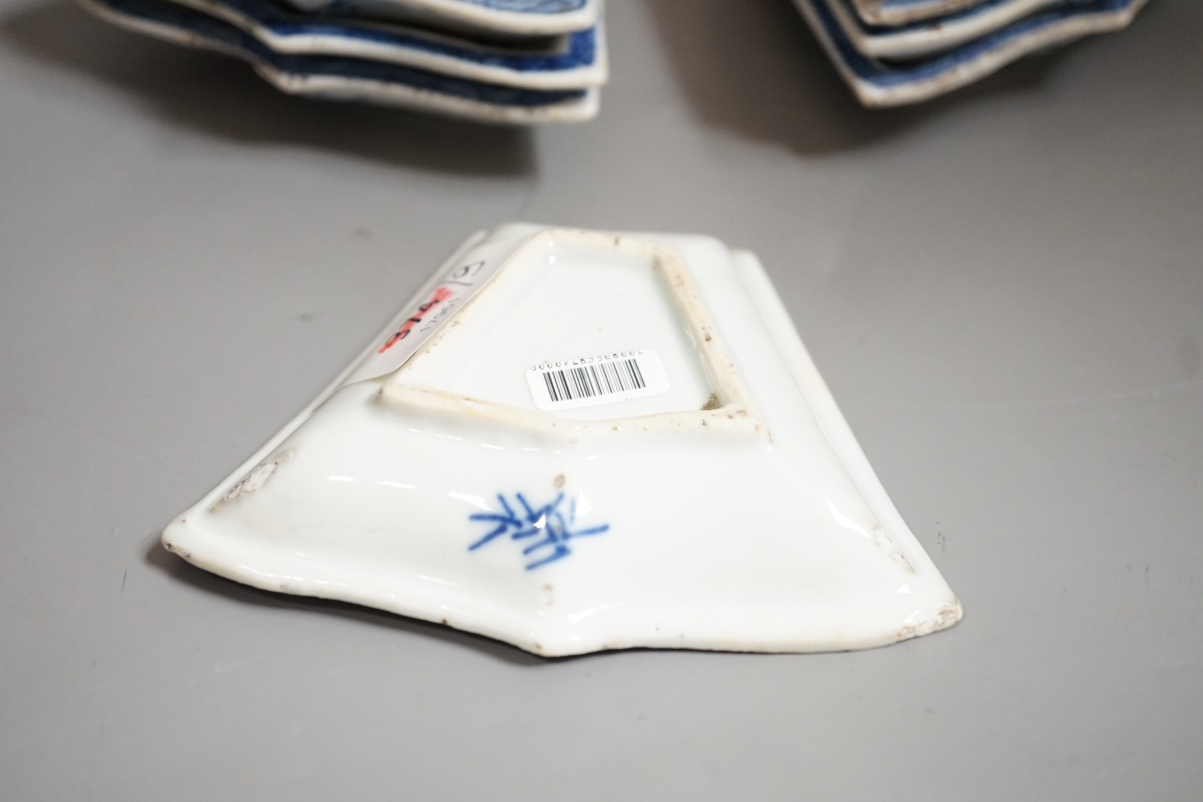 A set of Chinese blue and white supper dishes, late Qing and a Chinese yellow ground jar cover, early 20th century